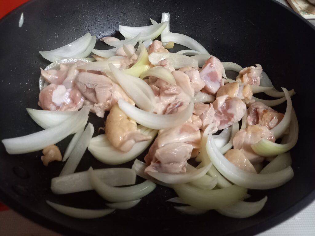 鶏肉、玉葱を炒める
