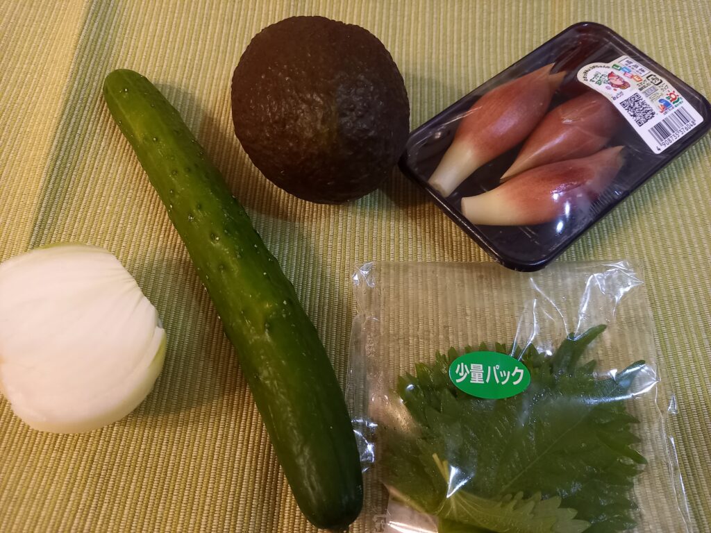 胡瓜、大葉、玉葱などの野菜
