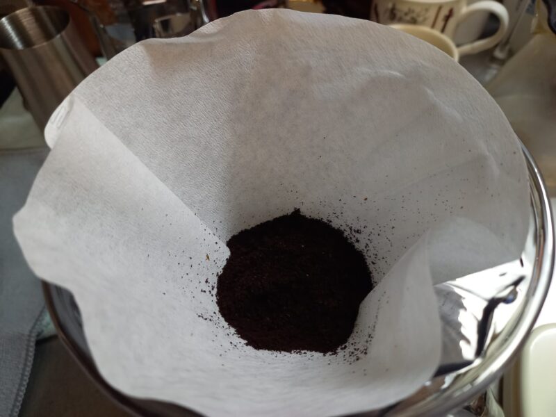 コーヒー豆を挽い粉をペーパーフィルターに入れたところ。