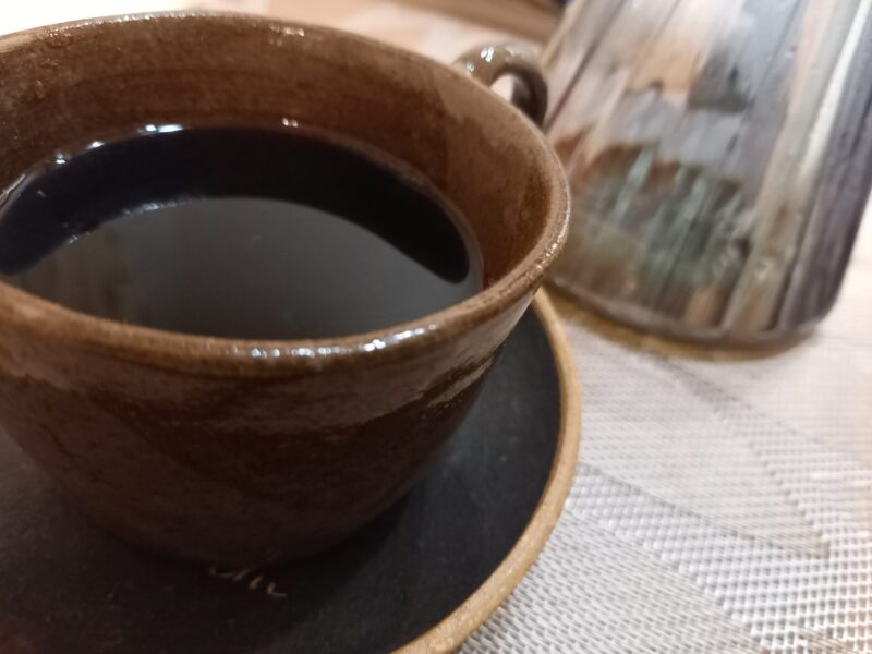 茶色のカップコーヒーとコーヒー