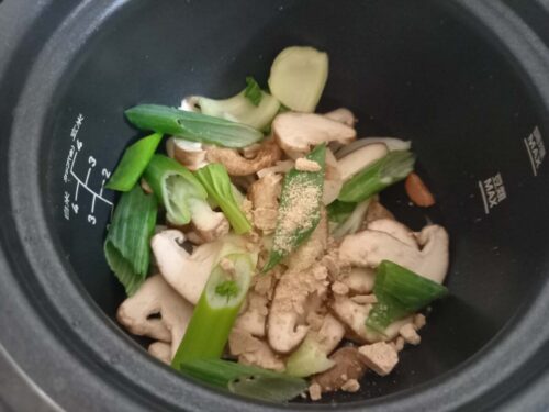 ラクラ・クラッカーコンパクト電気圧力鍋に野菜を入れたところ