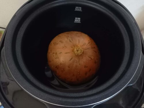 かぼちゃを丸ごとラクラ・クラッカーコンパクト電気圧力鍋に入れる