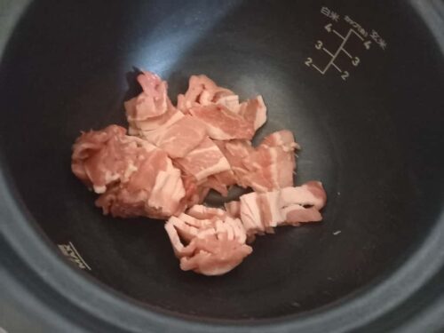電気圧力鍋に豚肉を入れたところ