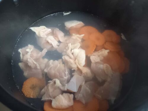 鶏肉と人参の入ったスープ作り