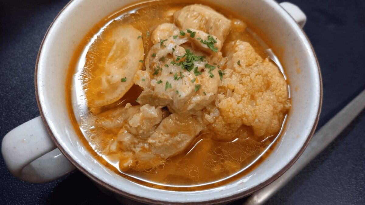 カリフラワーと冷凍鶏肉のケチャップスープ
